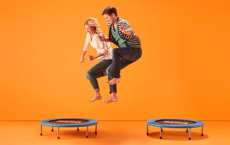 Man en vrouw springen van trampoline naar trampoline. Ze stappen over naar Freo